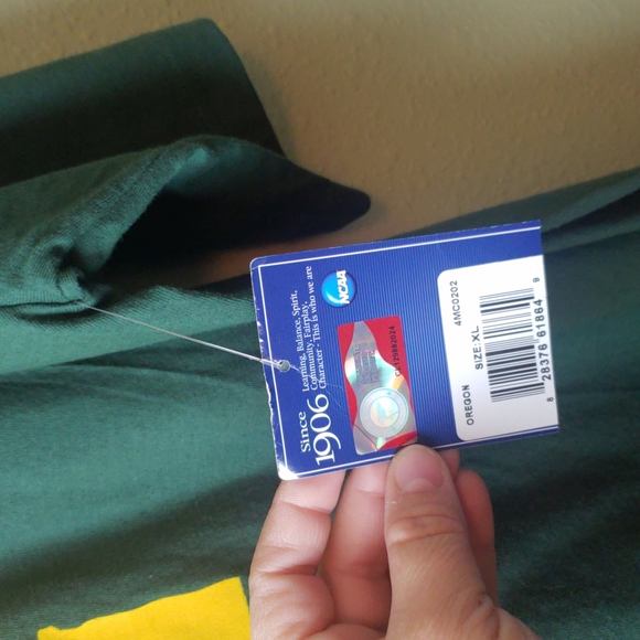 NWT University of Oregon Ducks T-shirt  Size XL - Picture 3 of 5